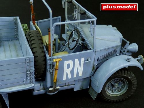 Plus Model 1:35 - British Light Truck Morris CS8 - late version 328 